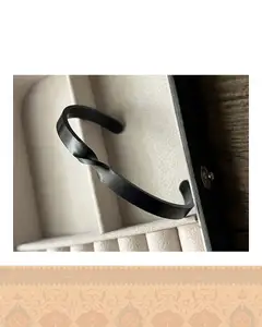 دستبند مشکی پیج دار