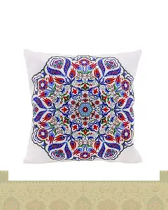کاور کوسن طرح نقوش سنتی زمینه سفید کد c131