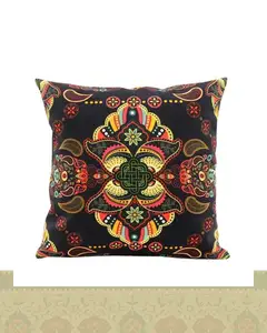 کاور کوسن طرح نقوش سنتی زمینه مشکی کد c141