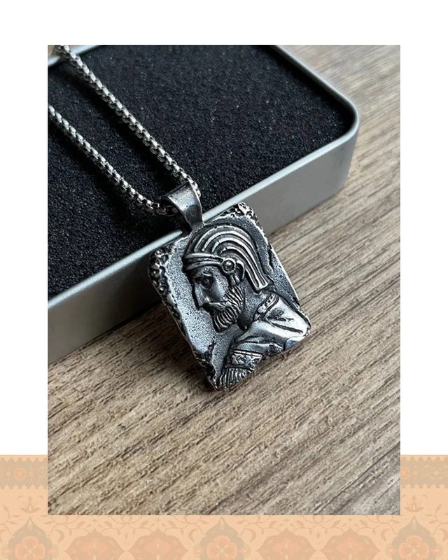 عکس گردنبند چهره کوروش