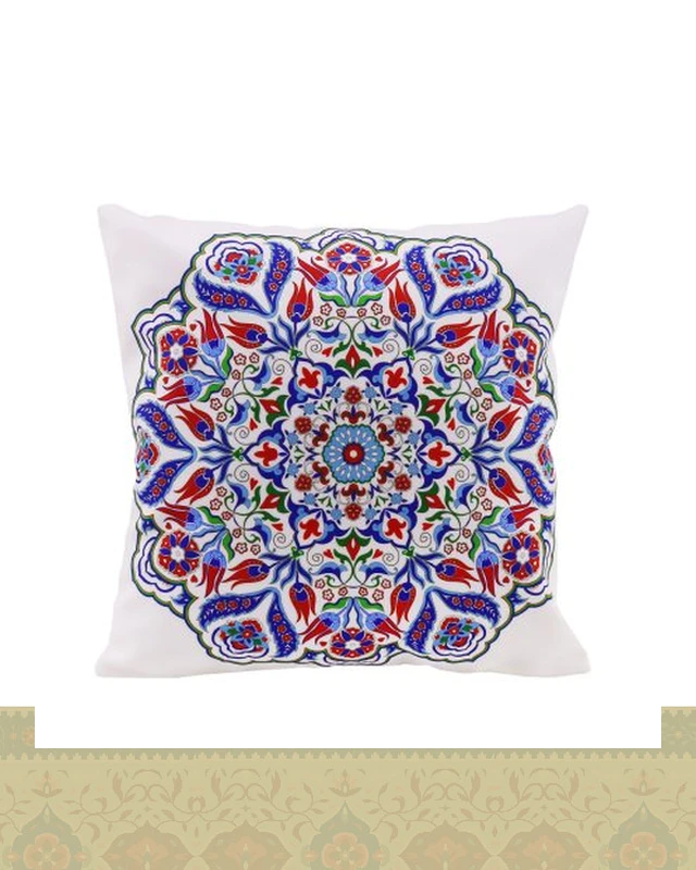 کاور کوسن طرح نقوش سنتی زمینه سفید کد c131